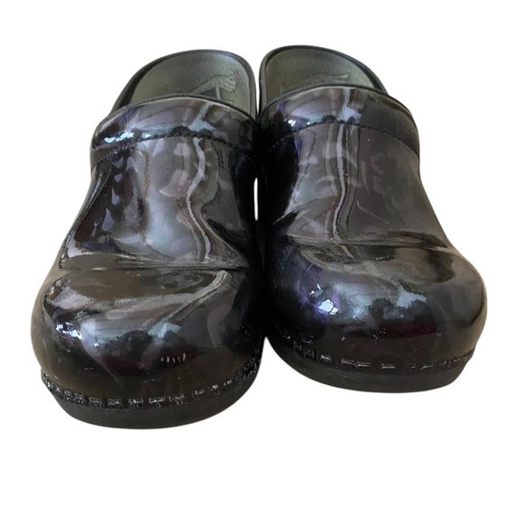 Dansko XP 2.0 floral  Filigree black subtle purple patent leather Clogs - Picture 8 of 8